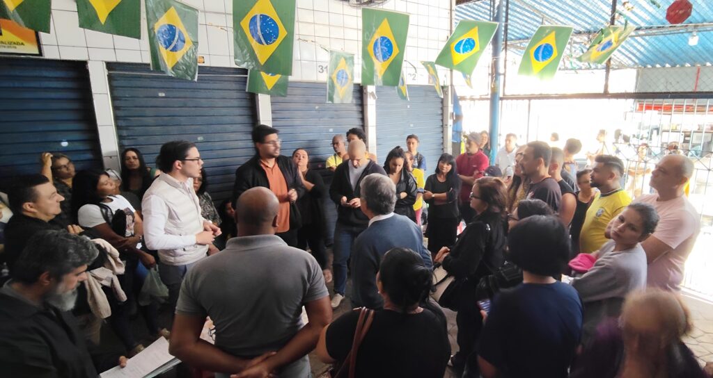 Comerciantes e representantes municipais durante reunião sobre a retomada das atividades do Shopping da Comunidade de Cubatão